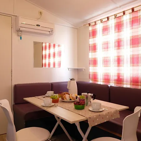 Happy Camp Mobile Homes In Kamemi Village 营地 *